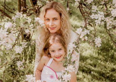 Mama-Tochter-Shooting in den Apfelblüten
