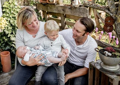 Familien-Homestory mit Baby im Sommer – draußen und drinnen